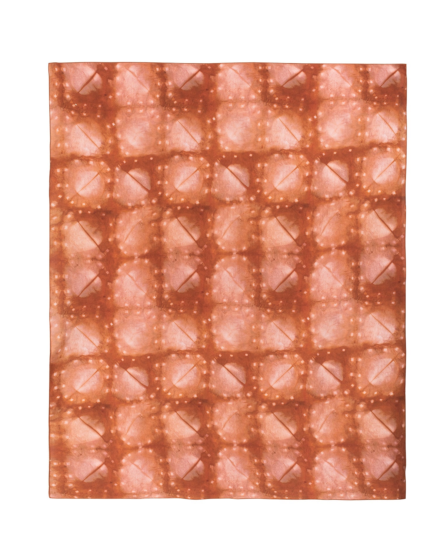 Lenço estampado em tie dye terracota. A peça apresenta um corte tipo pareô com nó lateral, aliando praticidade e estilo. O tecido leve e o estampado conferem um visual contemporâneo e descontraído.