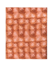 Lenço estampado em tie dye terracota. A peça apresenta um corte tipo pareô com nó lateral, aliando praticidade e estilo. O tecido leve e o estampado conferem um visual contemporâneo e descontraído.